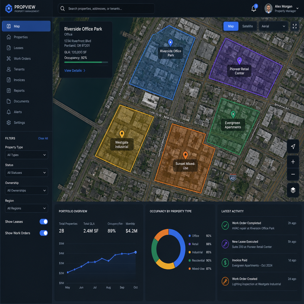 Computerskærm viser digital ejendomsdataplatform med kort og GIS-integration
