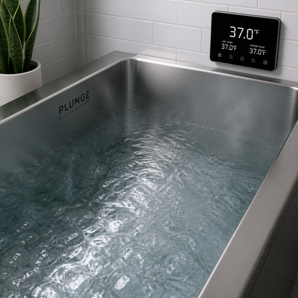 Modernes Eisbad mit kaltem Wasser und Präzisionsthermometer in sauberer Umgebung